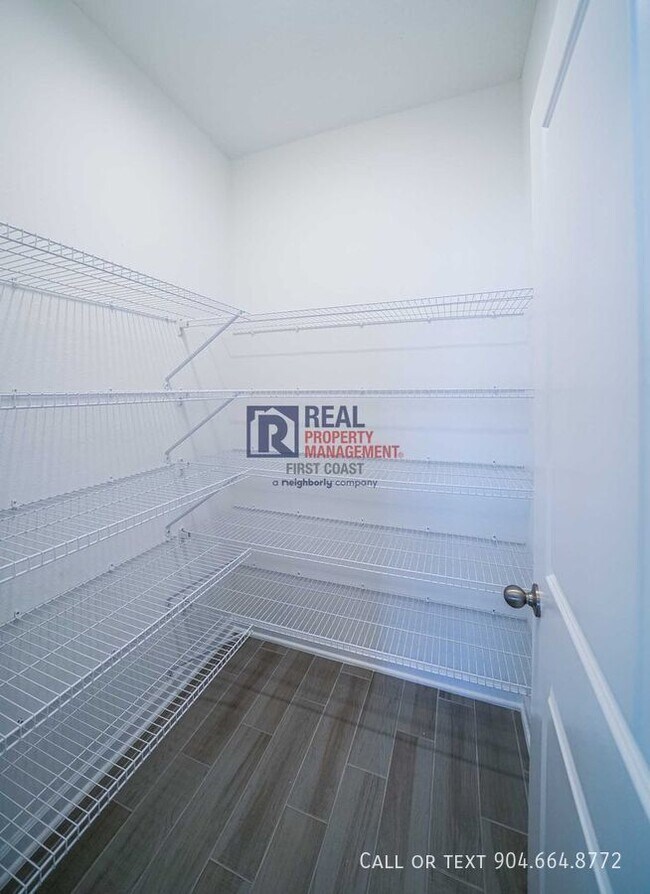 Foto del edificio - Like New Beacon Lake Home with Lots of Upg...