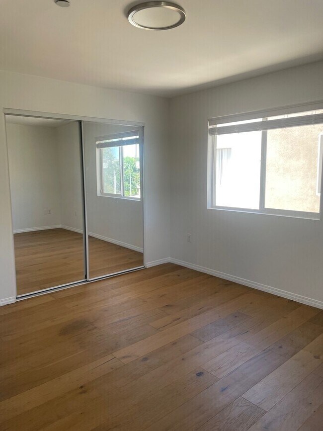 Foto del edificio - 4854 Laurel Canyon Blvd