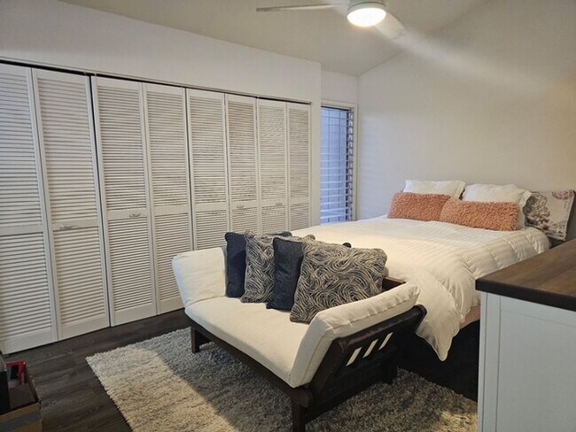 Foto del edificio - Renovated Partly Furnished 3-bedroom, 2.5-...