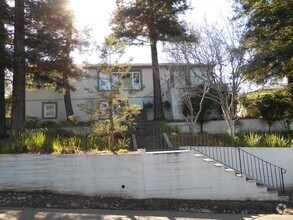 Building Photo - 2208 Vista Ave