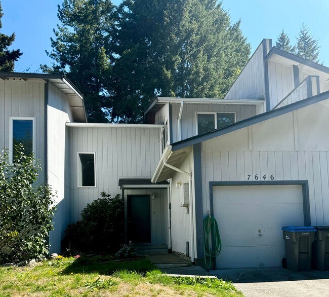 Building Photo - 3 BR, 1.5 bath townhome located in Central...