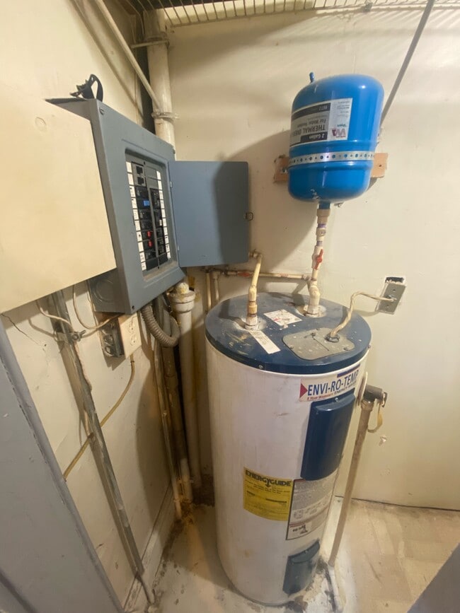 Building Photo - 402 E Market St