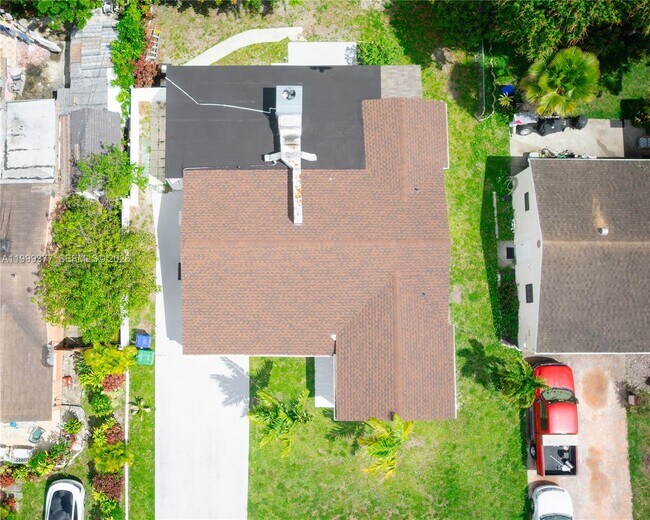 Building Photo - 7031 SW 27th Ct