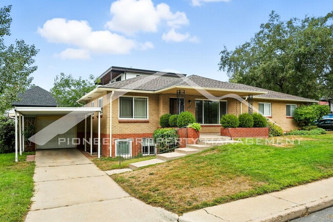 Building Photo - Gorgeous Home with Washer/Dryer and Fenced...