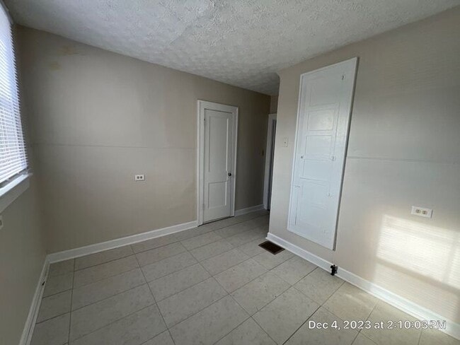 Building Photo - Hilltop 2 Bedroom Half Double