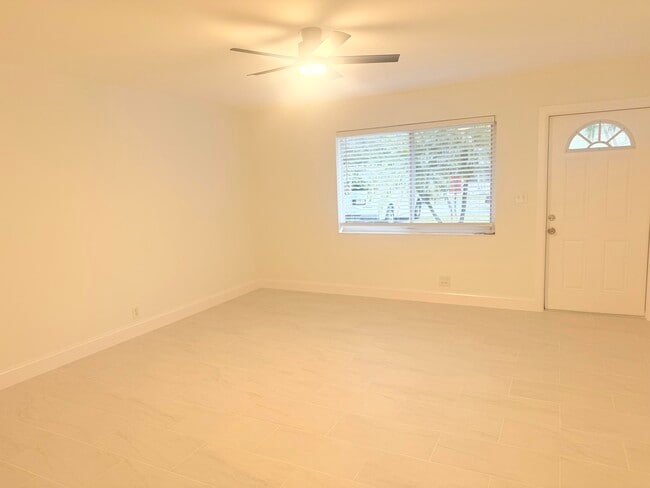 Foto del edificio - 626 Prosperity Farms Rd