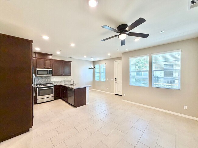 Foto del edificio - Move-In Ready 2 Bedroom 2.5 Bathroom Condo with LOFT & 2 Car Garage