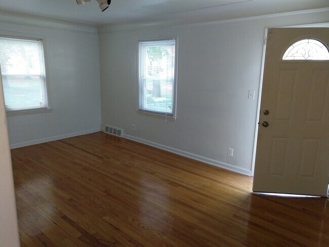 Building Photo - 2 Bedroom - Quiet Area - Garage & Full Bas...