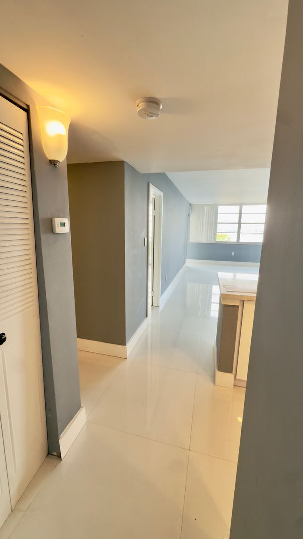Building Photo - Spacious One Bedroom Two Bath Condo with Parking at Buckley Towers in North Miami Beach