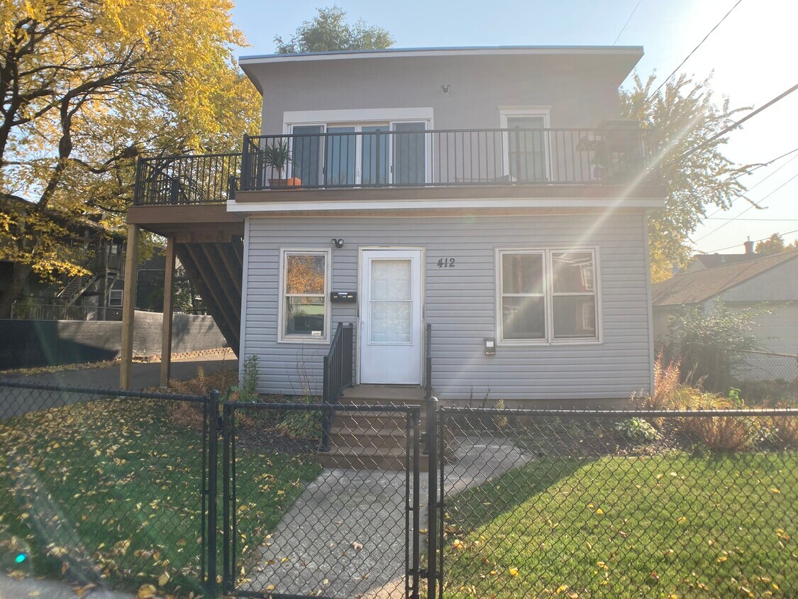 Foto principal - 412 24th Ave NE
