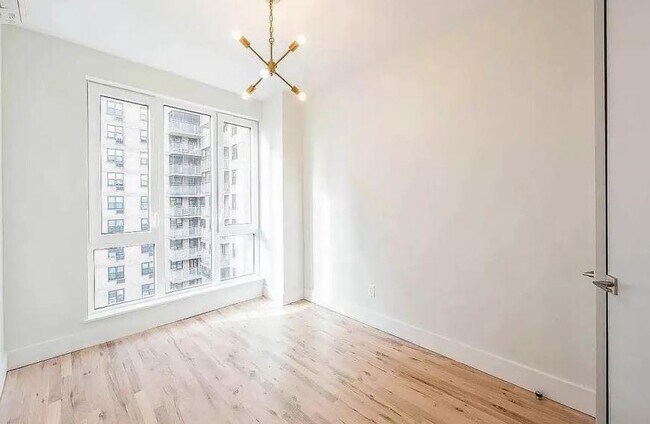 Foto del edificio - 2 bedroom in BRONX NY 10467