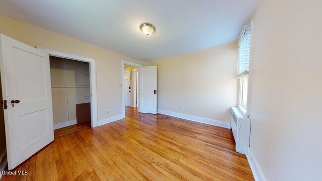 Foto del edificio - 63 Wellington Ave