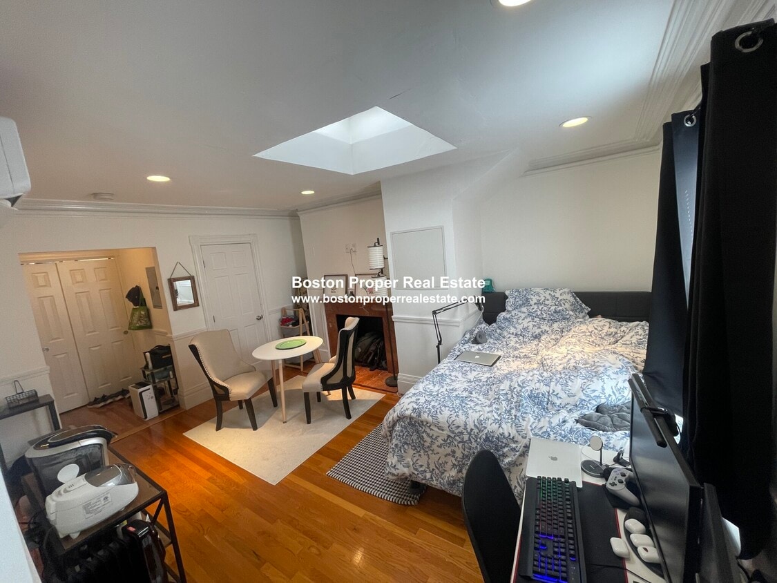 Primary Photo - 254 Newbury St
