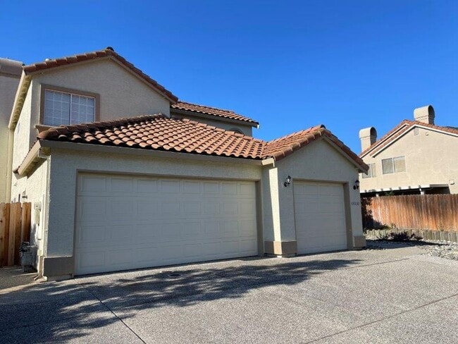 Building Photo - Large Open 4 Bedroom