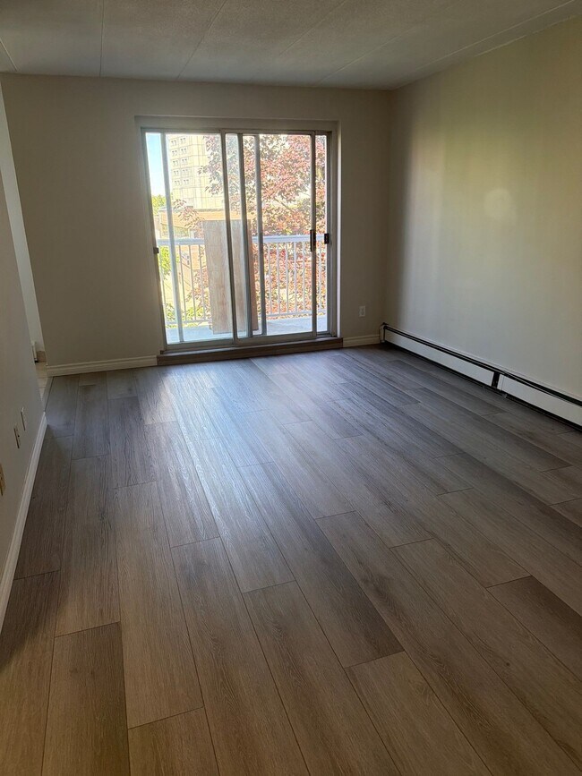 Photo du bâtiment - UPDATED 2 BEDROOM UNIT IN NORTH EAST WATERLOO