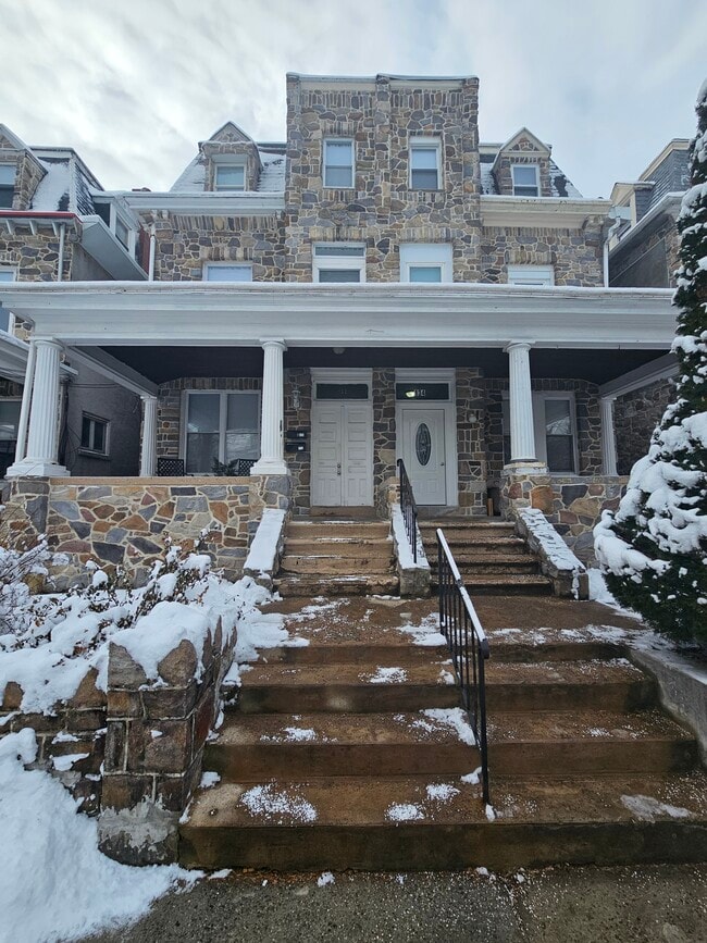 Building Photo - 132 W Douglass St