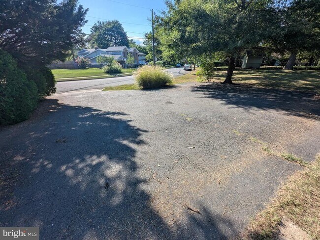 Foto del edificio - 6327 Willowood Ln