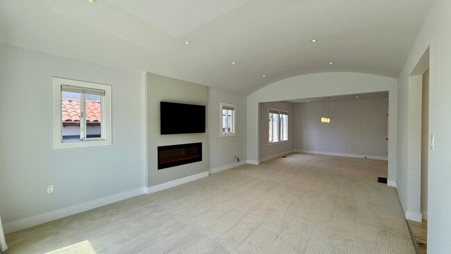 Building Photo - Updated 4BR/2BA Single Family Home in Cove...