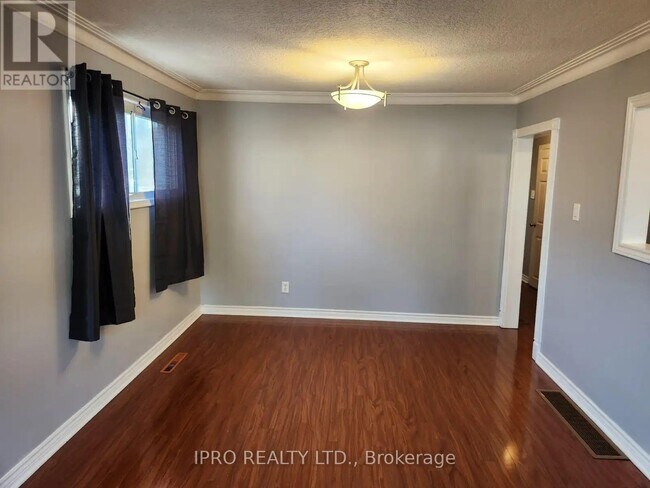 Building Photo - 115 Darlingside Dr
