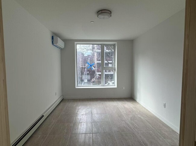 Foto del edificio - 90-12 Whitney Ave