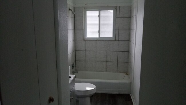 Foto del edificio - 2408 Maltby Ave