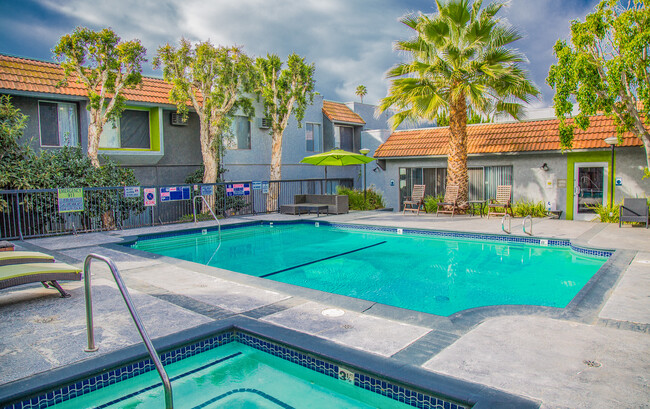 Pool and the spa - La Fontana Apartments