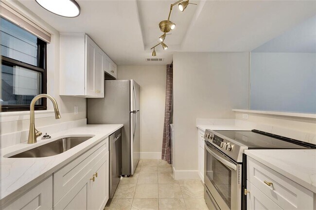 Building Photo - 1510 W N Loop Blvd