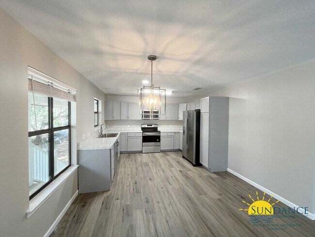 Foto del edificio - Waterfront 2 Bedroom Home with Move-in Spe...