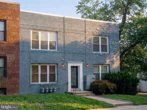 Building Photo - 1627 Holbrook St NE