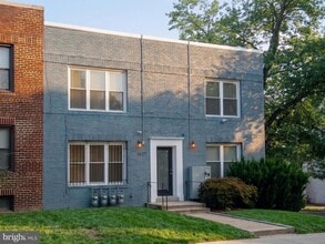 Building Photo - 1627 Holbrook St NE
