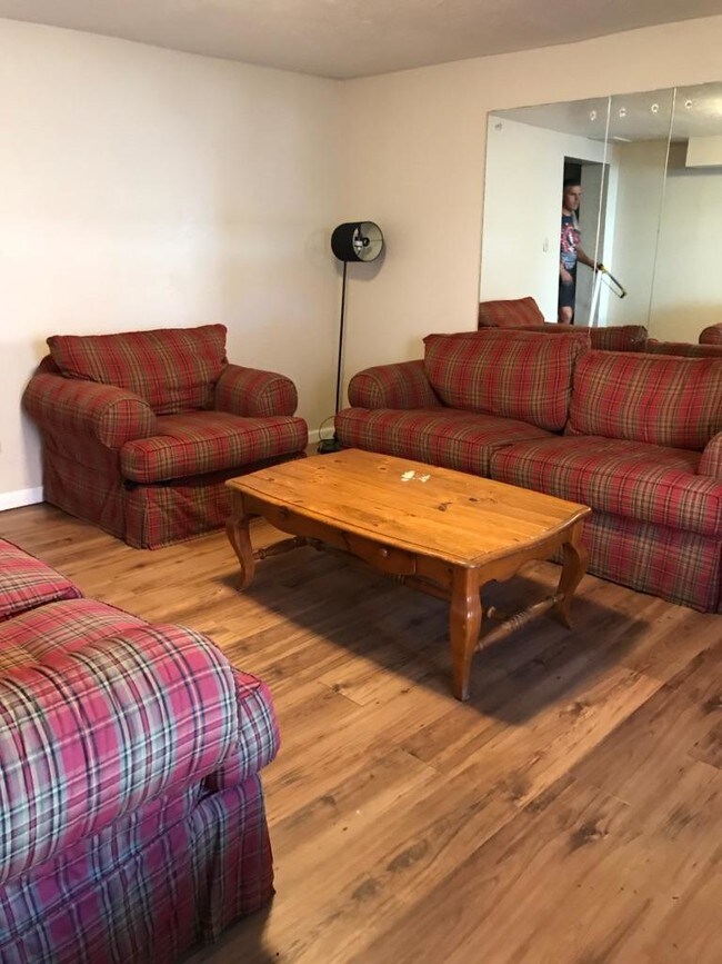 sala de estar - 108 S 10th St