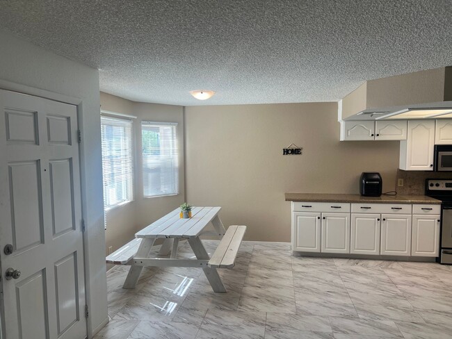 Building Photo - A very Nice and Clean 2 Bedroom, 2 Bathroo...