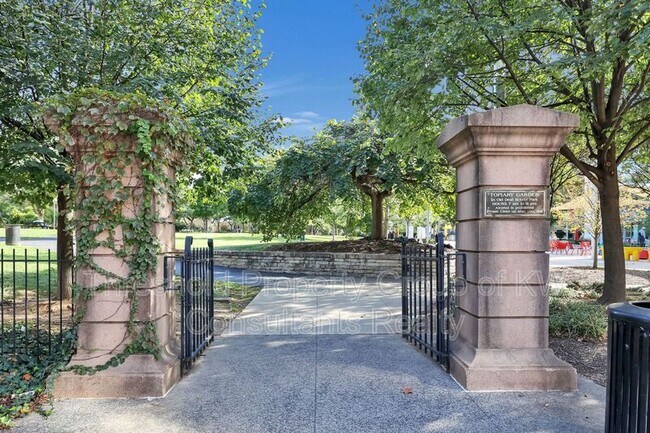 Foto del edificio - 451 E Town St