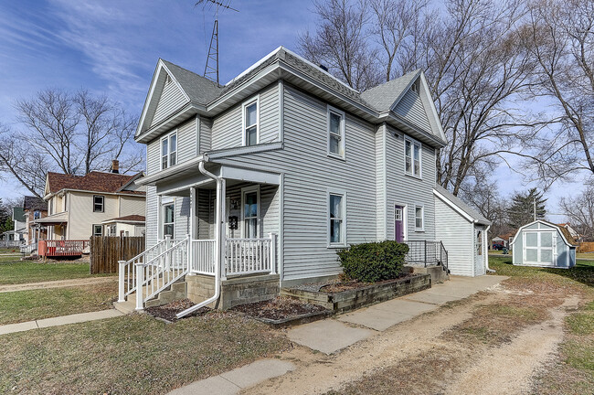 Furnished 2 Bedroom - Upper - 607 1/2 W Franklin St