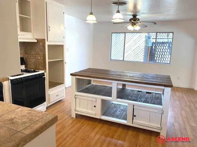 Building Photo - Immaculate Home Near China Grade Loop!