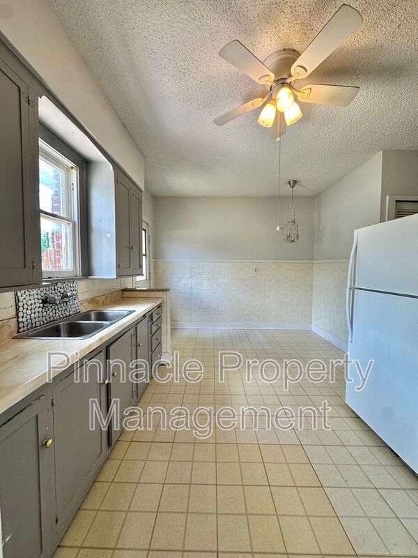 Building Photo - 302 S Van Buren St