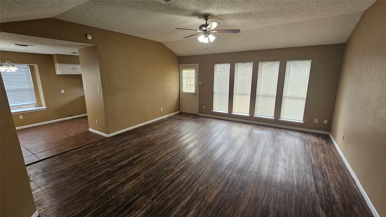 Building Photo - 4250 Southchase Ln
