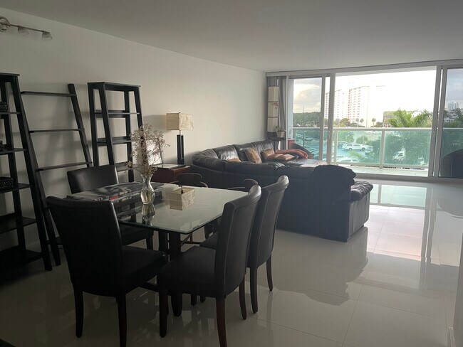 Foto del edificio - 100 Bayview Dr