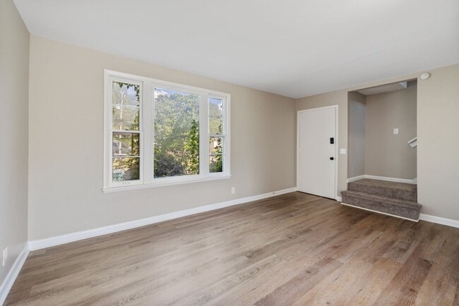 Building Photo - Renovated 3 bedroom in Bellevue