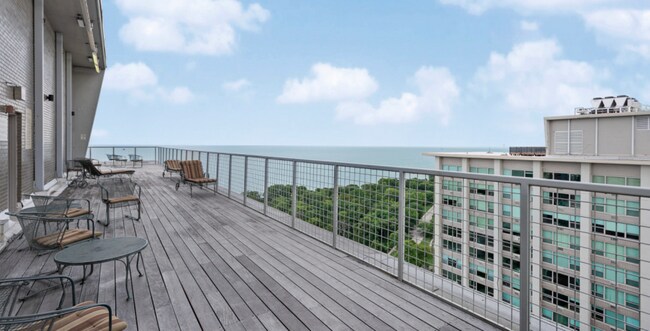 Foto del edificio - 3600 N Lake Shore Dr