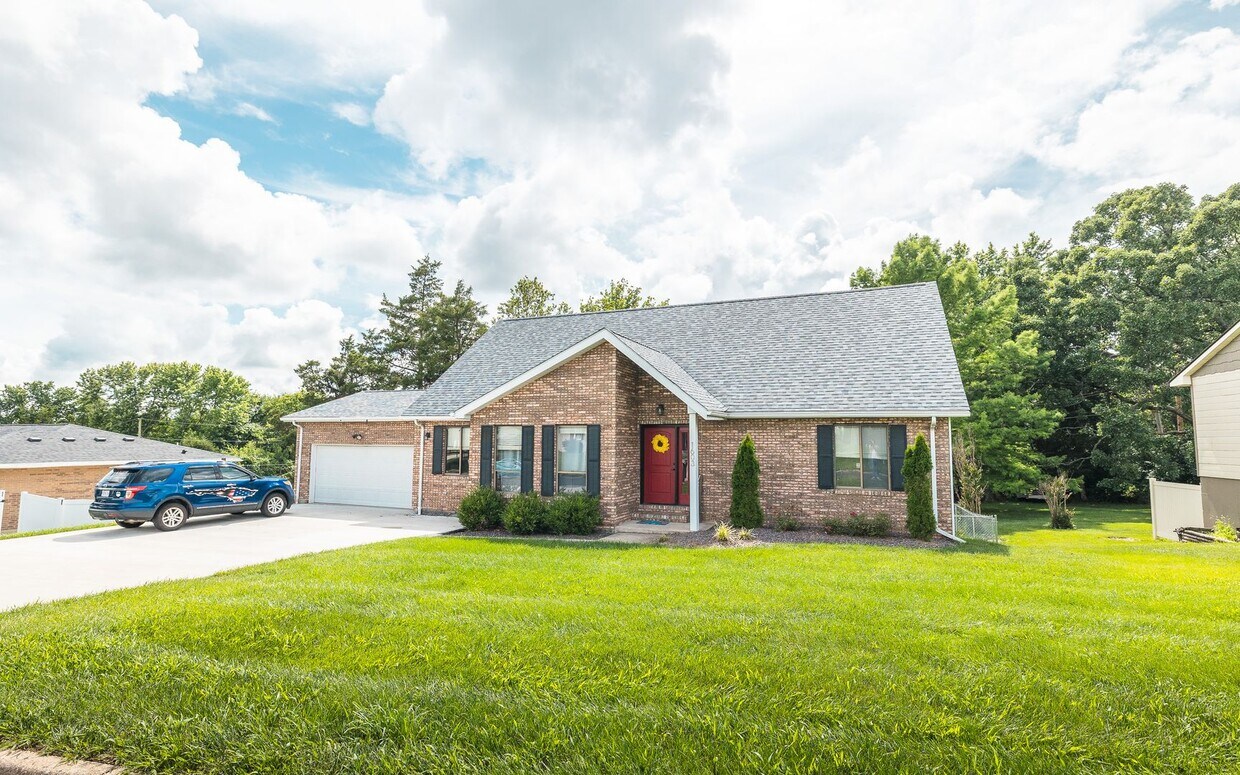 Foto principal - 5 Bed/3.5 Bath Single Family House For Rent
