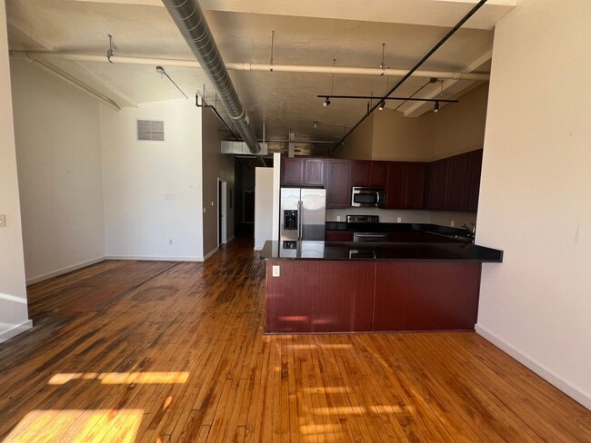 Building Photo - Large 1 Bedroom Loft with Balcony Available in Downtown St. Louis!