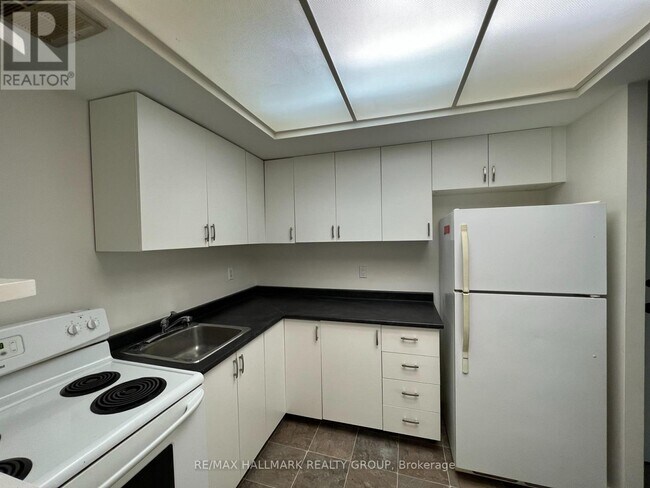 Building Photo - 555-555 Brittany Dr