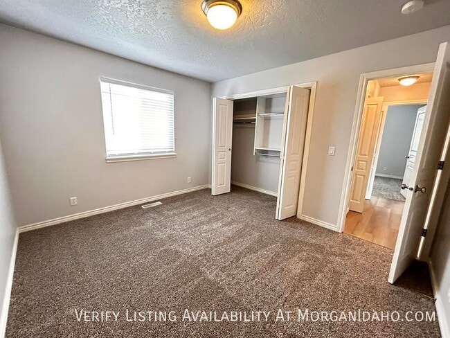 Building Photo - Split floor plan design with no back neigh...