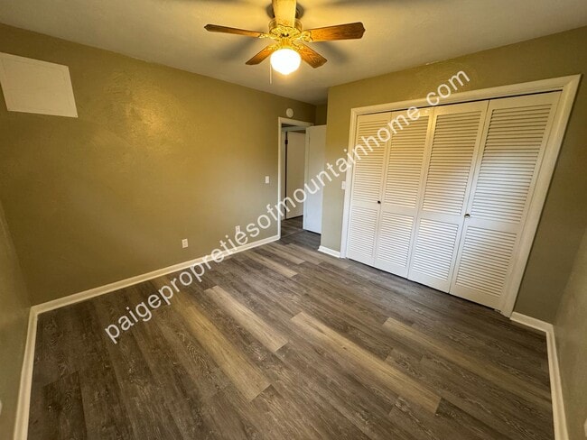 Building Photo - 2/1 in town out of town.