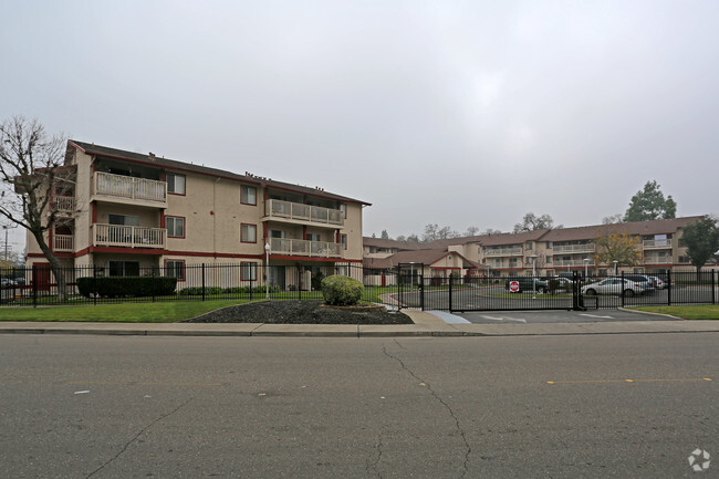 Foto del edificio - Hammer Lane Village