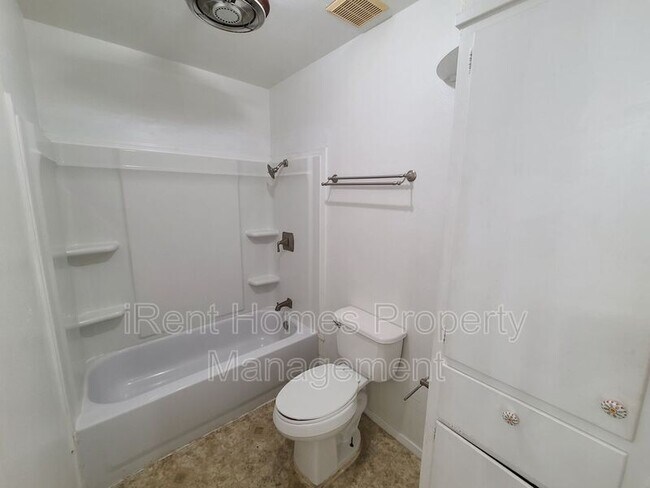 Building Photo - 3002 Sunset Dr