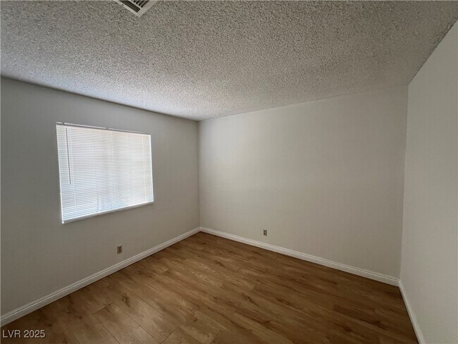 Foto del edificio - 4940 Larkspur St