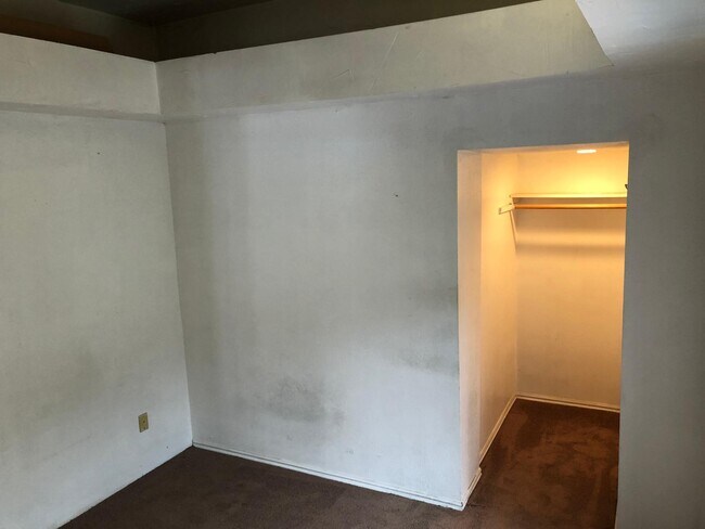 Building Photo - 1110 E 200 S