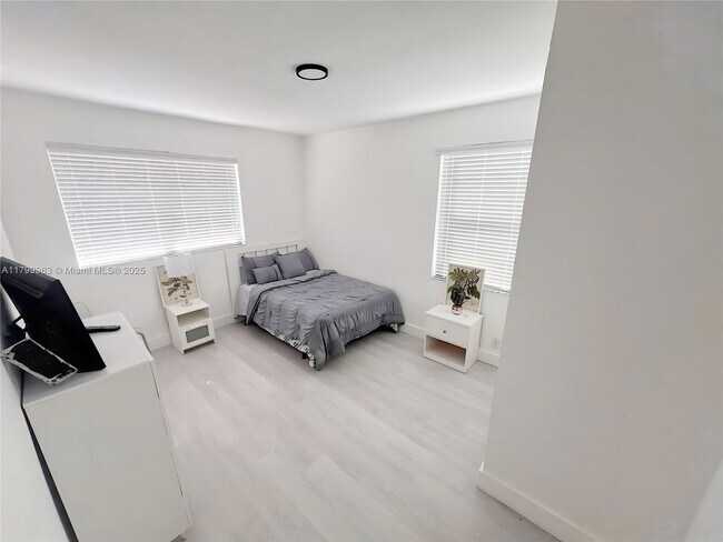 Building Photo - 3361 NW 5th Pl